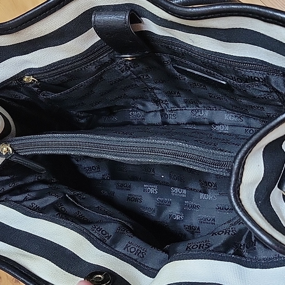 Michael Kors black and white striped bag. NWOT - Picture 6 of 8